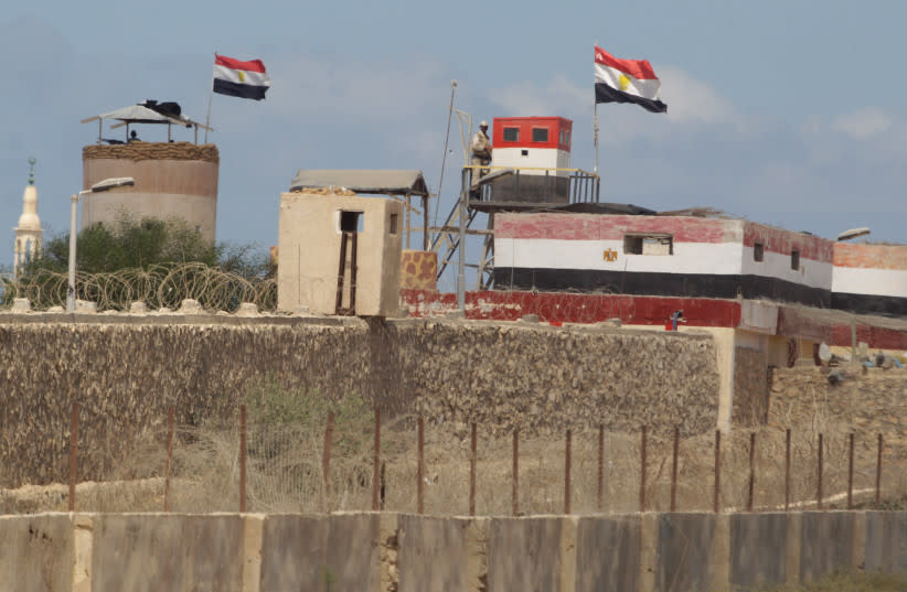  Un soldado egipcio monta guardia en la frontera entre Egipto y el sur de la Franja de Gaza el 8 de septiembre de 2013. (credit: IBRAHEEM ABU MUSTAFA/REUTERS)