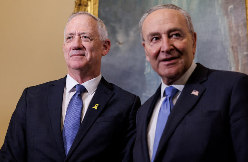  El líder de la mayoría del Senado estadounidense, Chuck Schumer (demócrata de Nueva York), se reúne con el miembro del Gabinete de Guerra israelí Benny Gantz en el Capitolio de EE.UU. en Washington, EE.UU., el 5 de marzo de 2024. (credit: REUTERS/Anna Rose Layden)