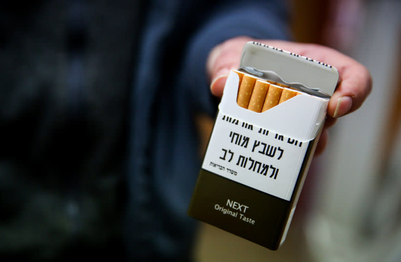  Paquetes de cigarrillos que destacan los riesgos para la salud de fumar mostrados en una tienda de conveniencia en Tzfat, norte de Israel, 20 de diciembre de 2019. (credit: DAVID COHEN/FLASH 90)