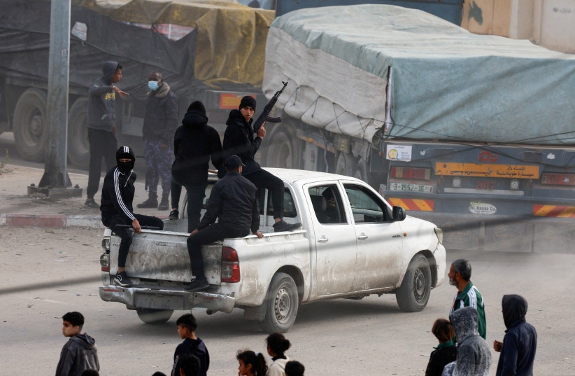 Сотрудники службы безопасности охраняют грузовики с гуманитарной помощью по прибытии в Рафах на фоне продолжающегося конфликта между Израилем и палестинской исламистской группировкой ХАМАС на юге сектора Газа 17 января 2024 года. (Фото: МОХАММЕД САЛЕМ/РЕЙТЕР)