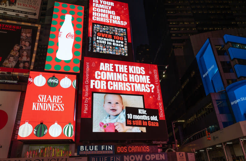 Cartel publicitario en Times Square de Nueva York en el que aparece Kfir Bibas, de 11 meses de edad, como parte de una nueva campaña del gobierno israelí para concienciar sobre los rehenes que sigue reteniendo Hamás. (credit: NIR ARIELI)