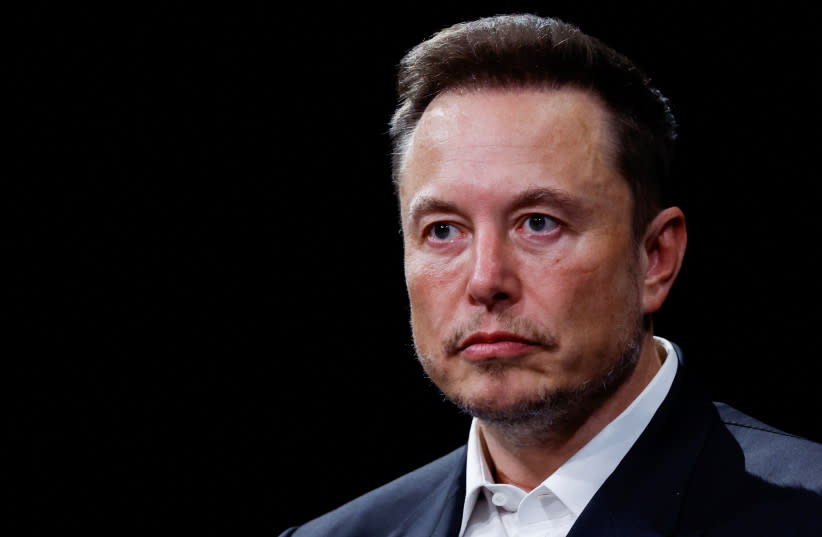Elon Musk, consejero delegado de SpaceX y Tesla y propietario de Twitter, observa mientras asiste a la conferencia Viva Technology dedicada a la innovación y las startups en el centro de exposiciones Porte de Versailles en París, Francia, 16 de junio de 2023. (credit: Gonzalo Fuentes/Reuters)