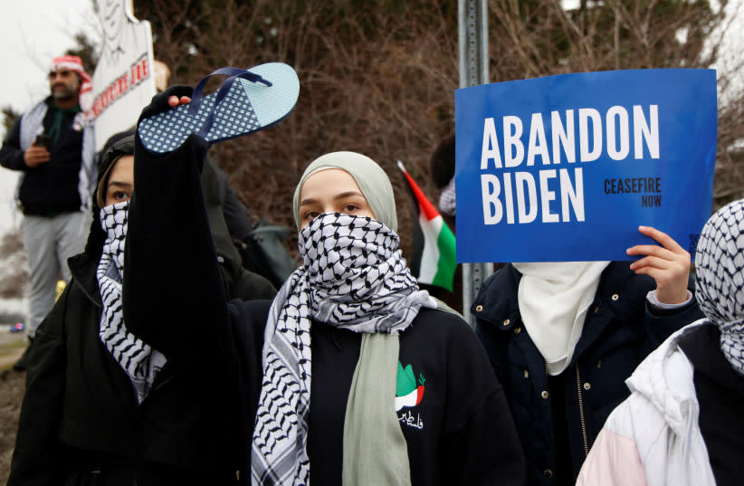  Manifestantes protestan por un alto el fuego en Gaza frente a un local del sindicato UAW durante una visita del presidente de EE.UU. Joe Biden en Warren, Michigan, EE.UU. 1 de febrero de 2024. (credit: REBECCA COOK/REUTERS)