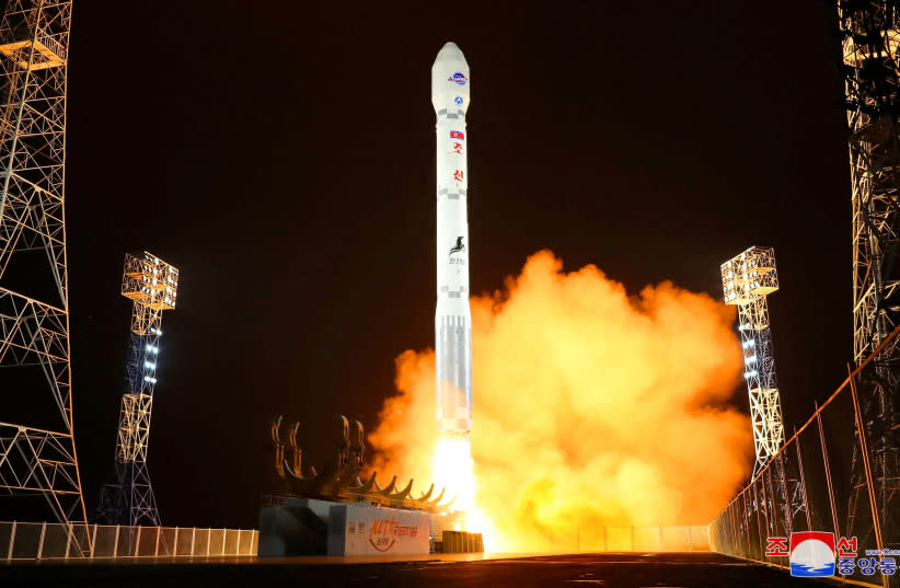  Un cohete que transporta un satélite espía Malligyong-1 es lanzado, tal y como afirma el gobierno norcoreano, en un lugar indicado como la provincia de Gyeongsang del Norte, Corea del Norte, en esta imagen de mano obtenida por Reuters el 21 de noviembre de 2023. (credit: KCNA VIA REUTERS)