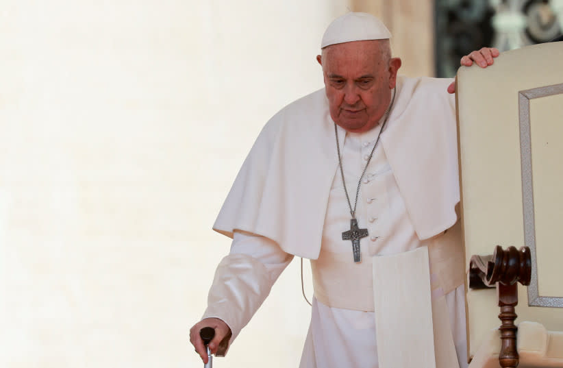  El Papa Francisco se sienta para la audiencia general semanal en la Plaza de San Pedro del Vaticano, el 20 de marzo de 2024. (credit: REUTERS/YARA NARDI)