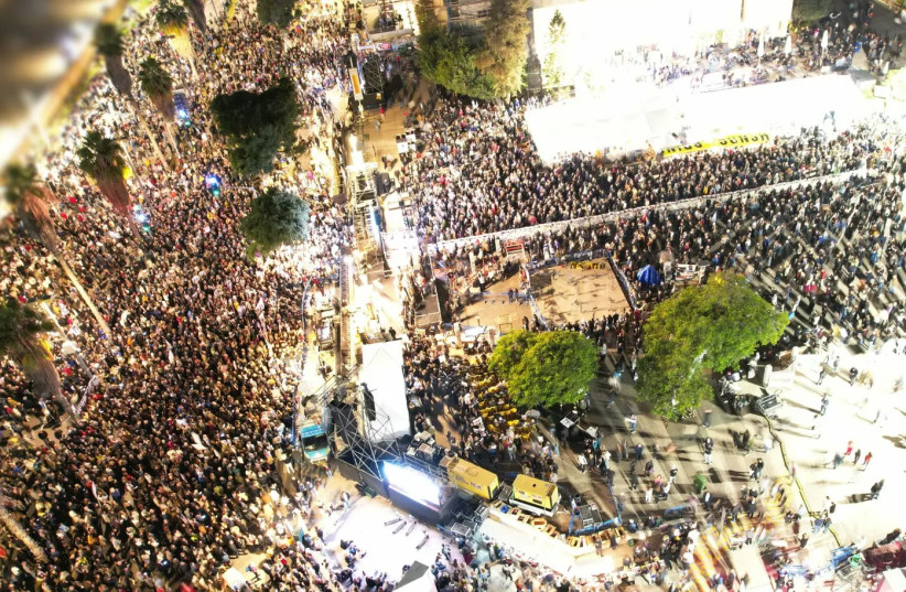 Thousands protesting at Kikar Hahatulot in Tel Aviv. Whether you are willing to pay the price or not, the main thing is to speak clearly.