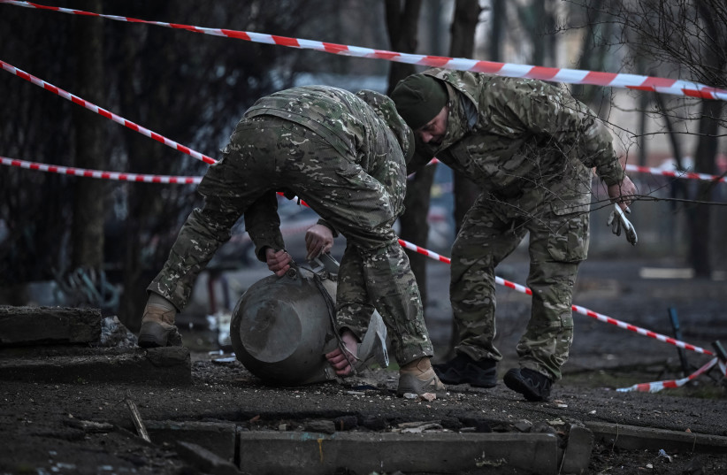  Members of a bomb squad work next to a part of a missile after a Russian missile attack, amid Russia's attack on Ukraine, in Kyiv, Ukraine March 21, 2024. (credit: REUTERS/Viacheslav Ratynskyi)