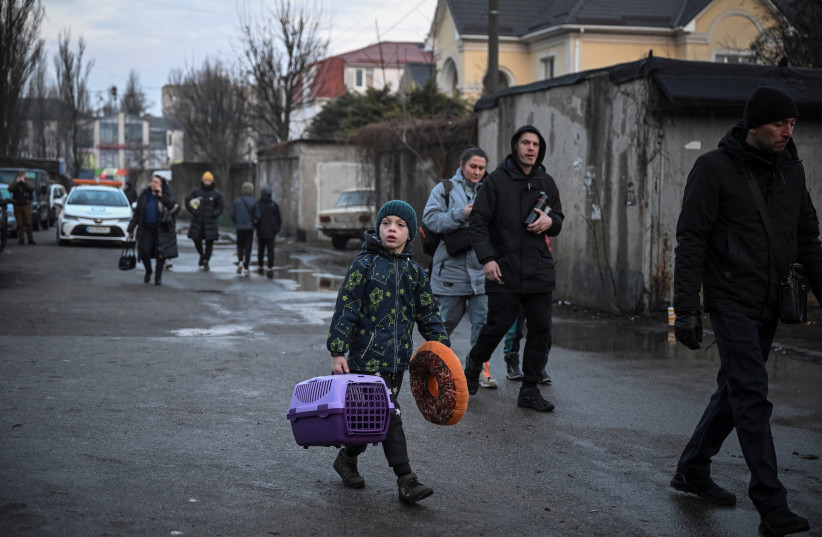  Local residents leave at a site of a residential building damaged during a Russian missile attack, amid Russia's attack on Ukraine, in Kyiv, Ukraine March 21, 2024. (credit: REUTERS/Viacheslav Ratynskyi)