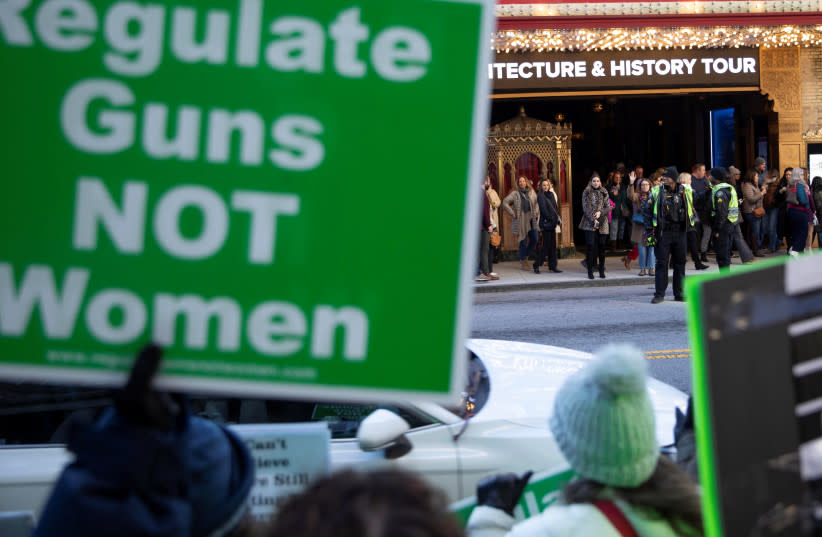  La gente abandona el Fox Theater mientras manifestantes por el derecho al aborto se concentran al otro lado de la calle durante la Marcha anual de las Mujeres en Atlanta, Georgia, Estados Unidos, 20 de enero de 2024. (credit: REUTERS/ALYSSA POINTER)
