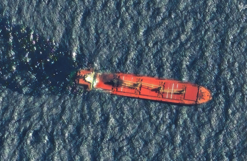  Una imagen de satélite muestra el carguero Rubymar, de bandera de Belice y propiedad del Reino Unido, que fue atacado por los houthis de Yemen, según el Mando Central del ejército estadounidense, antes de hundirse, en el Mar Rojo, el 1 de marzo de 2024. (credit: VIA REUTERS)
