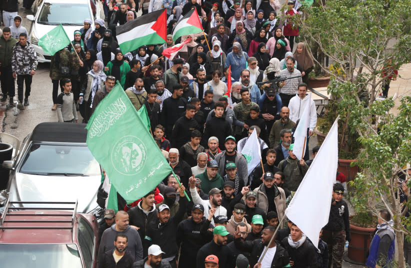  Manifestantes sostienen banderas durante una protesta en apoyo a los palestinos de Gaza, en Beirut, Líbano, 11 de febrero de 2024. (credit: MOHAMED AZAKIR/REUTERS)