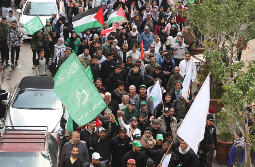 Manifestantes sostienen banderas durante una protesta en apoyo a los palestinos de Gaza, en Beirut, Líbano, 11 de febrero de 2024.