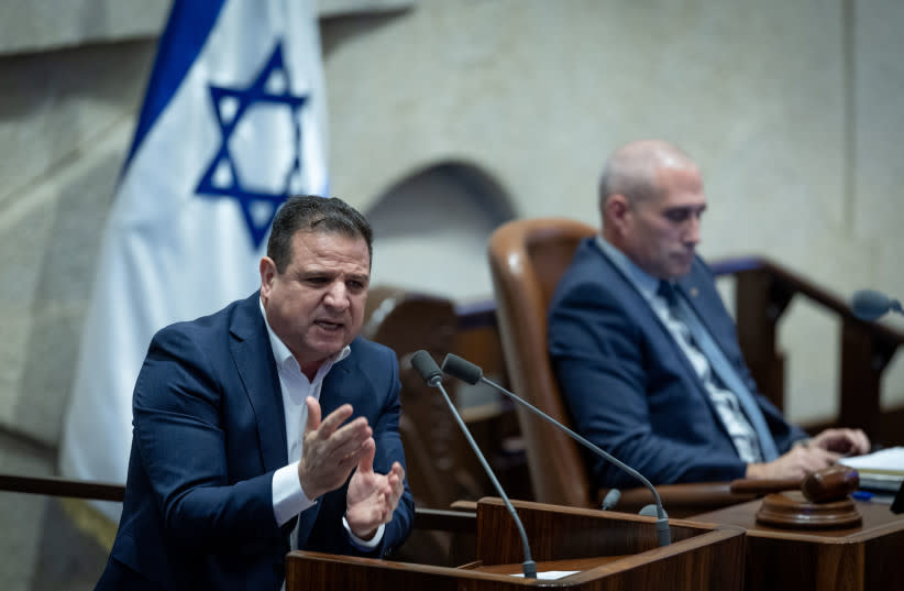  MK Ayman Odeh habla en la Knesset en Jerusalén, 14 de diciembre de 2023 (credit: YONATAN SINDEL/FLASH90)