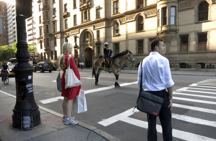 Un policía a caballo espera en un semáforo del barrio Upper West Side de Nueva York 20 de junio de 2013.