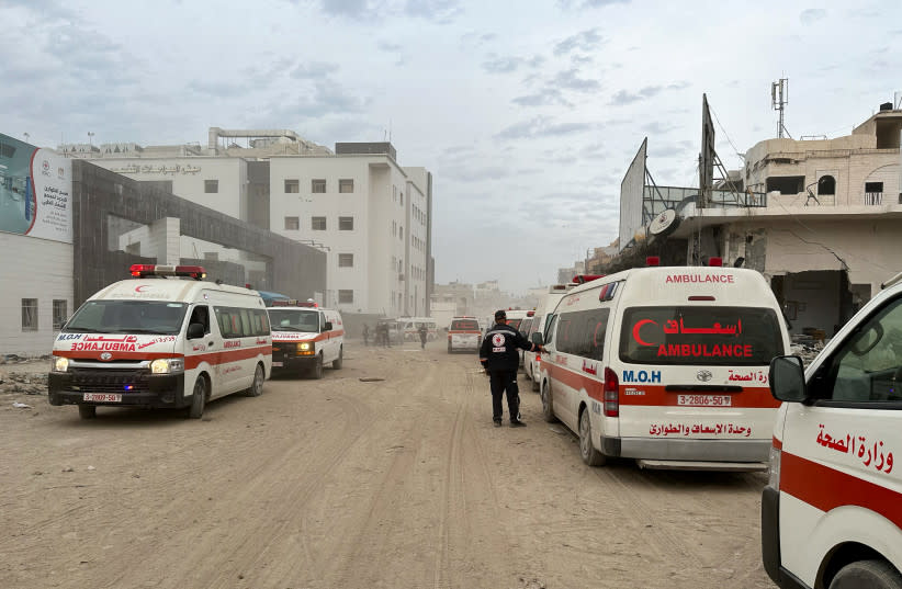  Ambulancias esperan frente al hospital Al Shifa, asaltado por las fuerzas israelíes durante la operación terrestre de Israel, en medio de una tregua temporal entre Israel y el grupo palestino Hamás en la ciudad de Gaza, el 25 de noviembre de 2023. (credit: REUTERS/Abed Sabah)