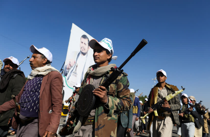  Combatientes recién reclutados que se unieron a una fuerza militar Houthi destinada a ser enviada a luchar en apoyo de los palestinos en la Franja de Gaza, marchan durante un desfile en Sanaa, Yemen 2 de diciembre de 2023. (credit: REUTERS/KHALED ABDULLAH)