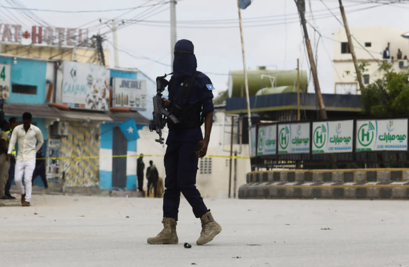  Un agente de seguridad somalí camina a la entrada del Hotel Hayat, escenario de un ataque militante del grupo Al Shabaab, vinculado a Al Qaeda, en Mogadiscio, Somalia, 20 de agosto de 2022. (credit: REUTERS/FEISAL OMAR)