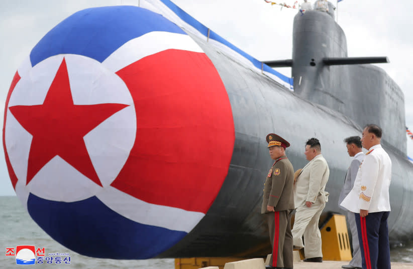  El líder norcoreano Kim Jong Un asiste a lo que, según los medios estatales, fue una ceremonia de botadura de un nuevo submarino táctico de ataque nuclear en Corea del Norte, en esta imagen difundida por la Agencia Central de Noticias de Corea del Norte (KCNA) el 8 de septiembre de 2023. (credit: KCNA VIA REUTERS)