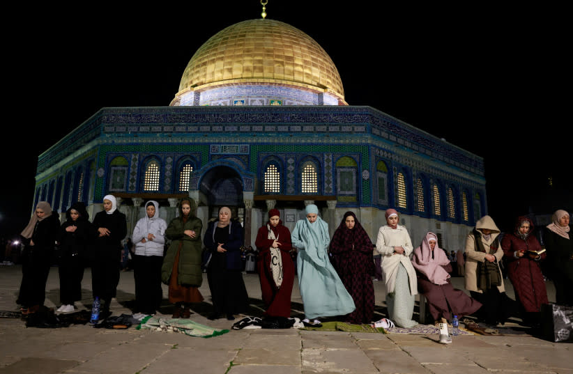 Fieles musulmanes participan en las oraciones vespertinas del ''Tarawih'' durante el mes sagrado musulmán del Ramadán, frente a la Cúpula de la Roca en el Monte del Templo, en la Ciudad Vieja de Jerusalén, el 10 de marzo de 2024.