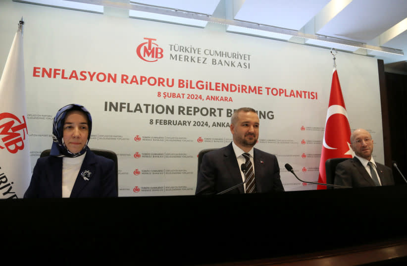  El gobernador del Banco Central turco, Fatih Karahan, acompañado de sus adjuntos Hatice Karahan y Cevdet Akcay, asiste a una rueda de prensa en Ankara, Turquía, el 8 de febrero de 2024. (credit: REUTERS/CAGLA GURDOGAN)