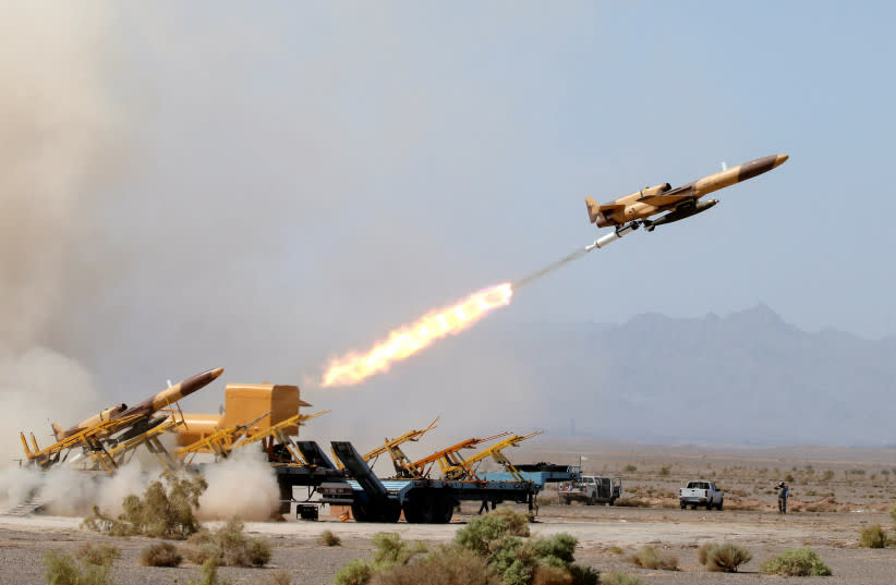  Un avión no tripulado es lanzado durante un ejercicio militar en un lugar no revelado en Irán, en esta imagen obtenida el 25 de agosto de 2022. (credit: IRANIAN ARMY/WANA/REUTERS)