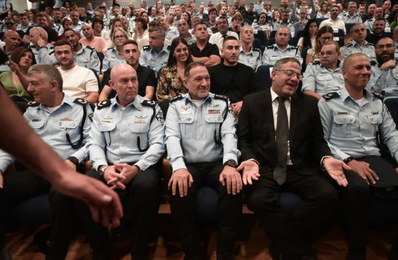  El jefe de policía Kobi Shabtai y el ministro de Seguridad Nacional Itamar Ben-Gvir, encogidos de hombros, en la ceremonia de despedida del jefe del distrito policial de Tel Aviv el 19 de julio de 2023 ( (credit: AVSHALOM SASSONI/MAARIV)
