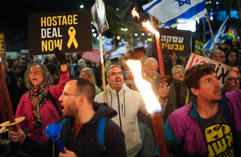 Manifestantes protestan pidiendo la liberación de los rehenes israelíes en Tel Aviv, 23 de marzo de 2024.