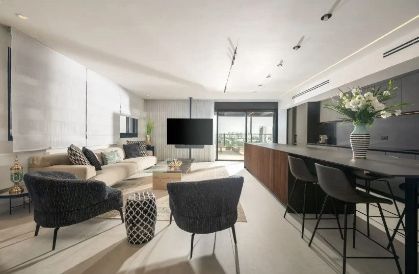   Eyal Treser design, Ramat Efel penthouse apartment, kitchen and living room  (credit: Ilon Kelti)