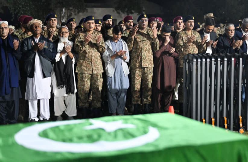  El presidente de Pakistán, Asif Ali Zardari, asiste al funeral del teniente coronel Syed Kashif Ali, de 39 años, y del capitán Muhammad Ahmed Badar, de 23, tras un ataque a un puesto militar, 17 de marzo de 2024. (credit: Inter-Services Public Relations (ISPR)/Handout via REUTERS)