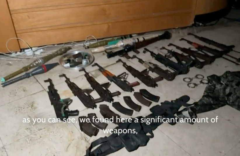  Las armas que, según el ejército israelí, se encontraron en el hospital Al Shifa están alineadas en el suelo, en la ciudad de Gaza, Gaza, en esta captura de pantalla tomada de un vídeo publicado el 20 de marzo de 2024. (credit: REUTERS/IDF HANDOUT)