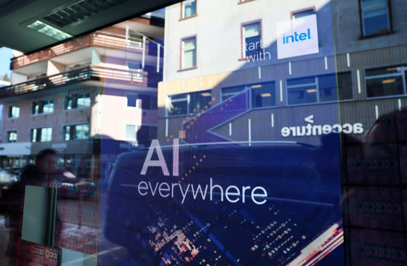  Un eslogan relacionado con la Inteligencia Artificial (IA) se muestra en una pantalla en el pabellón de Intel, durante la 54ª reunión anual del Foro Económico Mundial en Davos, Suiza, el 16 de enero de 2024. (credit: DENIS BALIBOUSE/REUTERS)