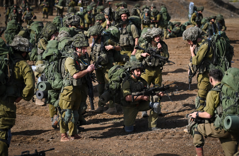  Soldados de Infantería de reserva de las FDI y del Tanque Merkava se entrenan en un ejercicio militar en los Altos del Golán el 23 de octubre de 2023. (credit: MICHAEL GILADI/FLASH90)