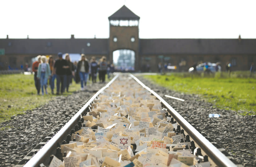  Los participantes de la 'Marcha por la vida' dejan notas en las vías que conducen al antiguo campo de concentración nazi alemán de Auschwitz, cerca de Oswiecim, Polonia, 2 de mayo de 2019. (credit: REUTERS/KACPER PEMPEL)