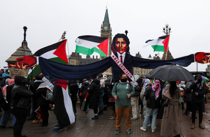  Manifestantes sostienen una efigie del primer ministro de Canadá, Justin Trudeau, durante una concentración para pedir un alto el fuego en Ottawa. (credit: REUTERS/Ismail Shakil)
