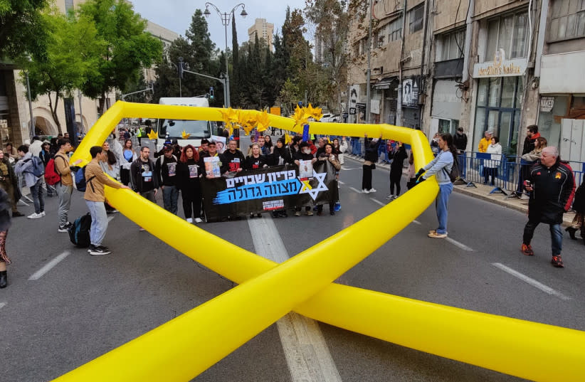 Familiares de rehenes participan en el desfile de Purim en Jerusalén. 25 de marzo de 2024