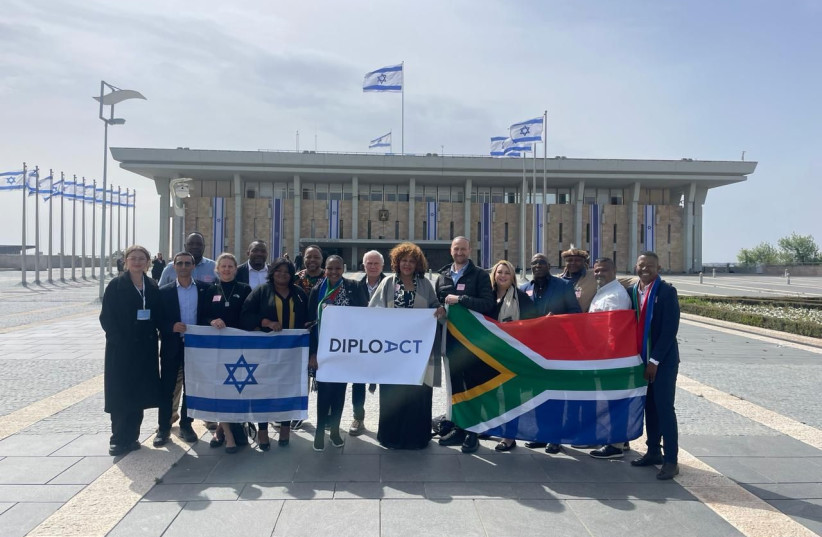 Amis sud-africains d'Israël, délégation DiploAct devant le bâtiment de la Knesset à Jérusalem. (crédit : DIPLOACT)