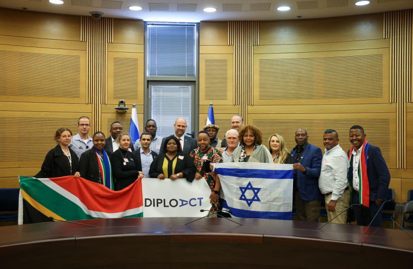 Amis sud-africains d'Israël, délégation DiploAct dans le bâtiment de la Knesset à Jérusalem. (crédit : NOAM MOSKOVITZ/KNESSET)