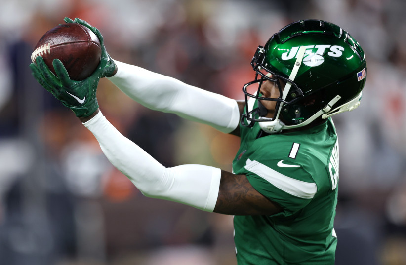  Dec 28, 2023; Cleveland, Ohio, USA; New York Jets cornerback Sauce Gardner (1) warms up before the game against the Cleveland Browns at Cleveland Browns Stadium. (credit: REUTERS/SCOTT GALVIN-USA TODAY SPORTS)