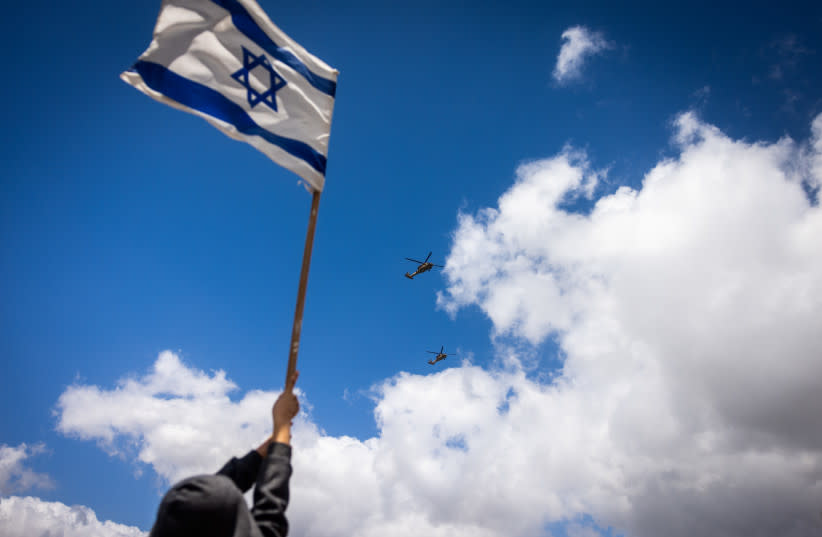  La gente observa el espectáculo aéreo militar durante las celebraciones del 74º Día de la Independencia de Israel en Jerusalén, 5 de mayo de 2022. (credit: YONATAN SINDEL/FLASH90)