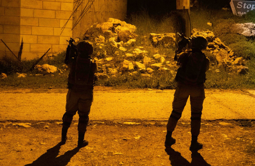 Soldados de las FDI operando durante la noche en Cisjordania, 27 de marzo de 2024. 