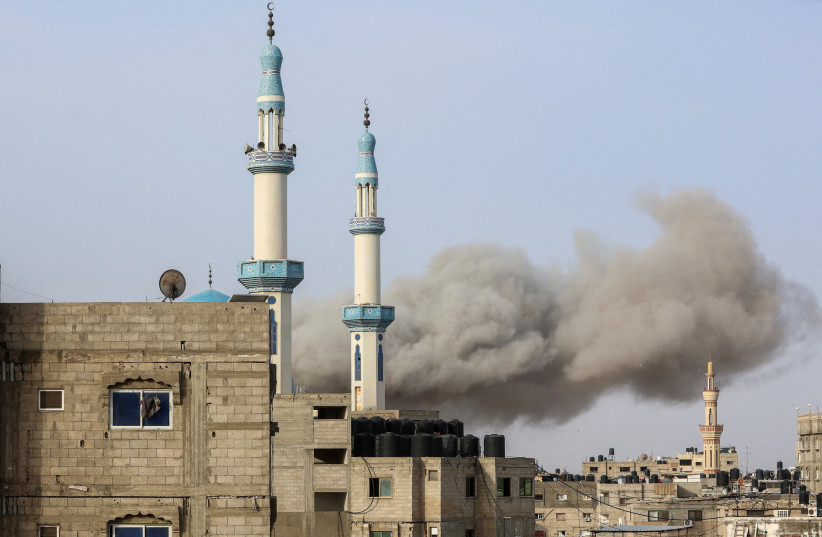 La fumée s'élève à la suite d'une frappe israélienne à Rafah, dans le sud de la bande de Gaza, le 27 mars 2024 (crédit : REUTERS/AHMED ZAKOT)