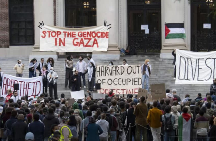  Manifestación anti-Israel en la Universidad de Harvard. Es hora de que la comunidad judía local y los ex alumnos judíos de Harvard mostremos nuestra fuerza (credit: Rick Friedman/Polaris - Newscom)