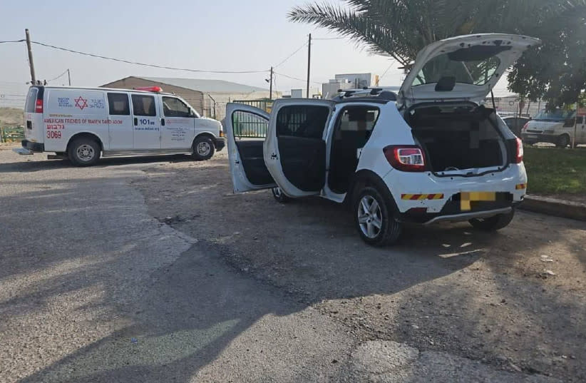  Una ambulancia del Magen David Adom y un vehículo en el lugar del tiroteo terrorista en el valle del Jordán, 28 de marzo de 2024. (credit: Via Maariv)