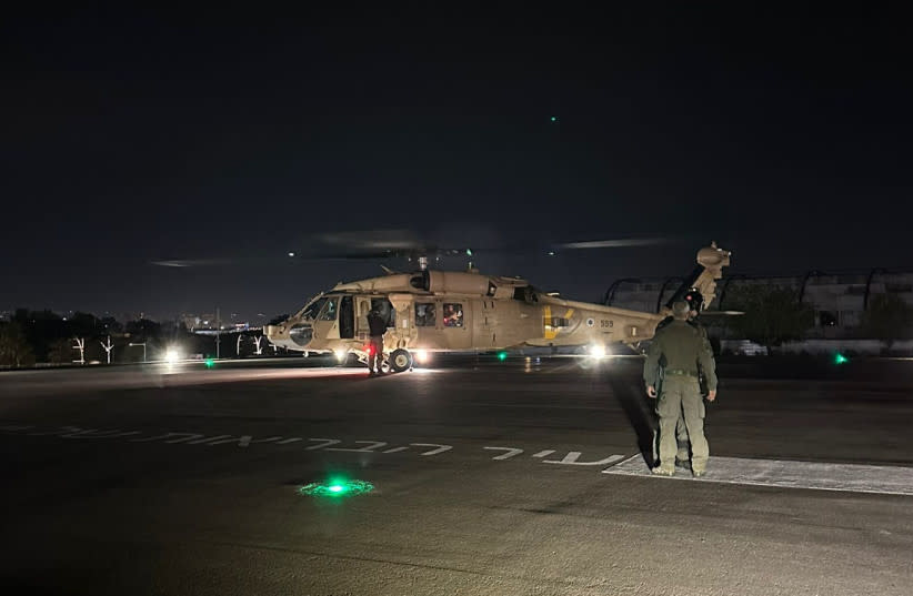  El helicóptero de las FDI que trajo a los rehenes liberados Fernando Simón Marman (60) y Luis Har (70). 12 de febrero de 2024 (credit: IDF SPOKESPERSON'S UNIT)