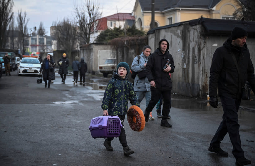  Los residentes locales salen en un sitio de un edificio residencial dañado durante un ataque de misiles rusos, en medio del ataque de Rusia contra Ucrania, en Kiev, Ucrania 21 de marzo 2024. (credit: REUTERS/Viacheslav Ratynskyi)