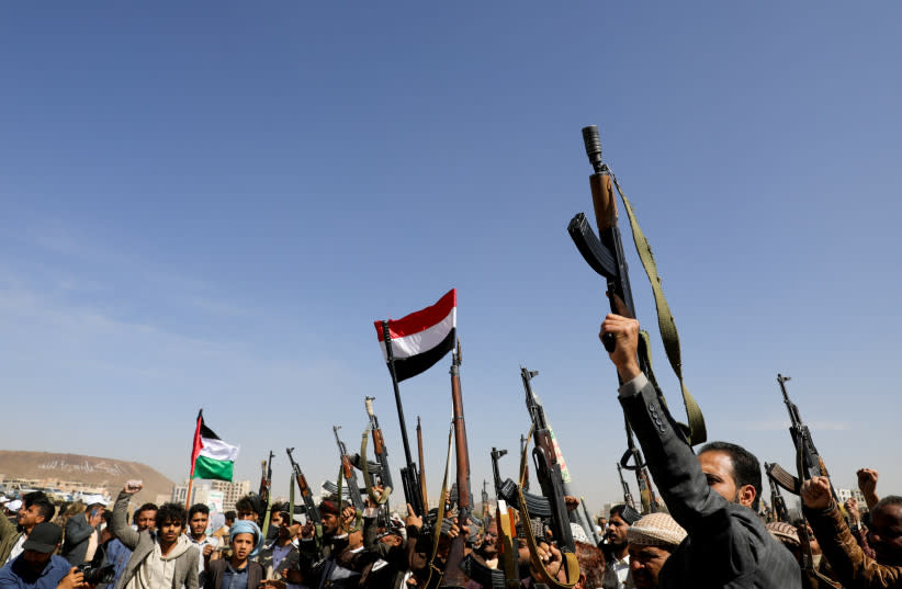  Seguidores Houthi levantan armas de fuego durante un desfile en solidaridad con los palestinos de la Franja de Gaza y para mostrar su apoyo a los ataques Houthi contra barcos en el Mar Rojo y el Golfo de Adén, en Sanaa, Yemen 29 de enero 2024. (credit: KHALED ABDULLAH/REUTERS)