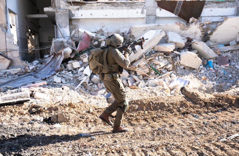  Soldados de las FDI operan en la Franja de Gaza, 28 de marzo de 2024. (credit: IDF SPOKESPERSON'S UNIT)