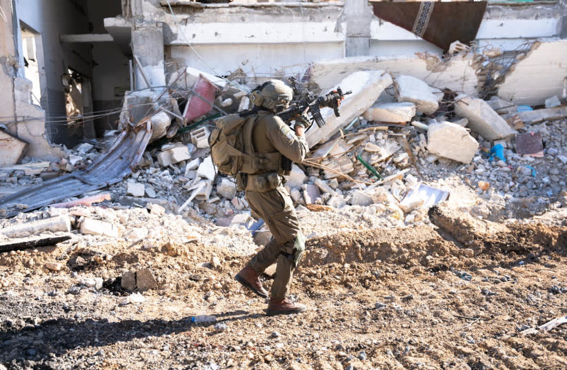 Soldados de las FDI operan en la Franja de Gaza, 28 de marzo de 2024.