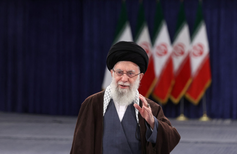  El Líder Supremo de Irán, Ayatolá Ali Khamenei, gestiona su voto durante las elecciones parlamentarias en Teherán, Irán, el 1 de marzo de 2024. (crédito: Majid Asgaripour/WANA/vía Reuters)