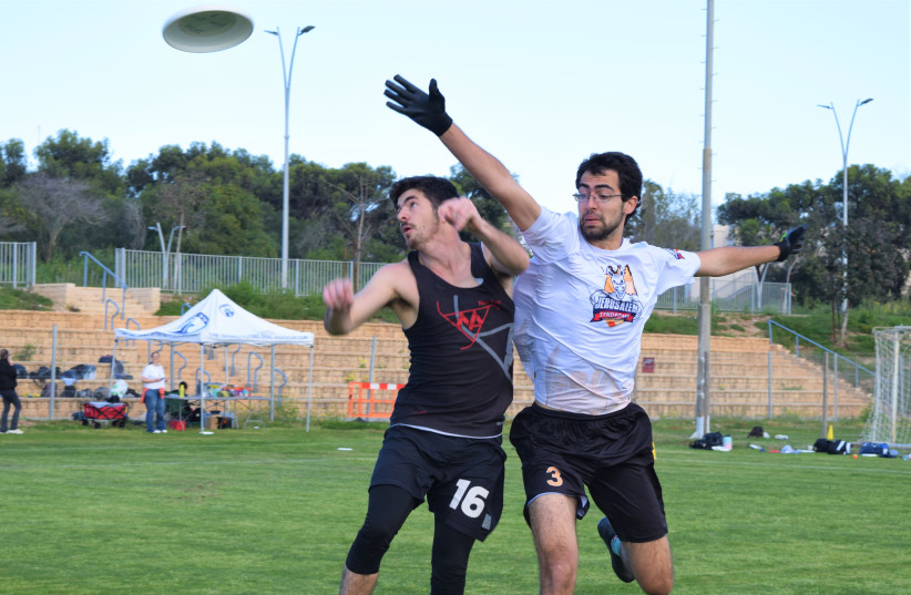  Jerusalem Syndrome’s Jonathan Jung (R) defends against a pass to New Age player Itay Semo in their teams’ Ultimate game at the Wingate Institute in Netanya on March 8. (credit: Ayelet Ben Zion)